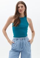 Pamuklu Atlet ve Denim Pantolon Kombini