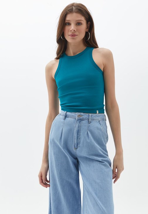 Pamuklu Atlet ve Denim Pantolon Kombini