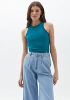 Pamuklu Atlet ve Denim Pantolon Kombini