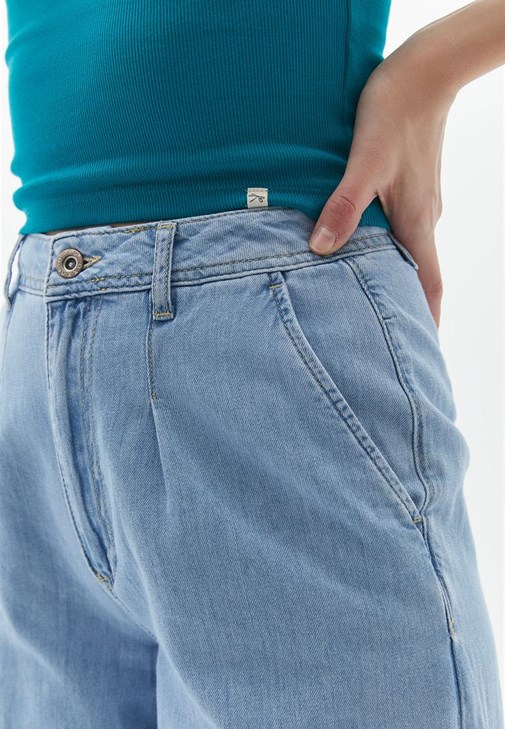 Pamuklu Atlet ve Denim Pantolon Kombini
