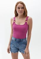 İnce Askılı Atlet ve Denim Şort Kombini