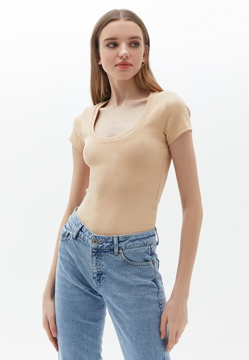 U Yaka Basic Tişört ve Mom-Fit Pantolon Kombini