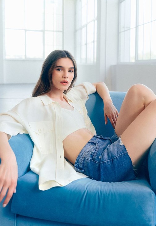 Bot Yaka Tişört ve Denim Şort Kombini