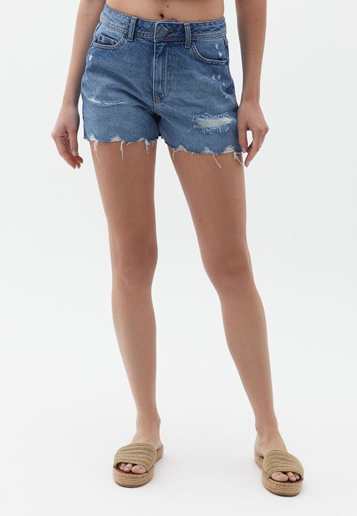 Bot Yaka Tişört ve Denim Şort Kombini