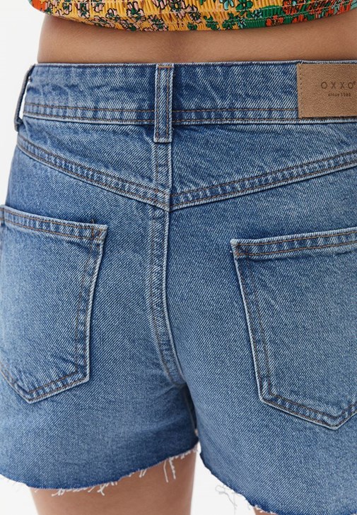 Bot Yaka Tişört ve Denim Şort Kombini