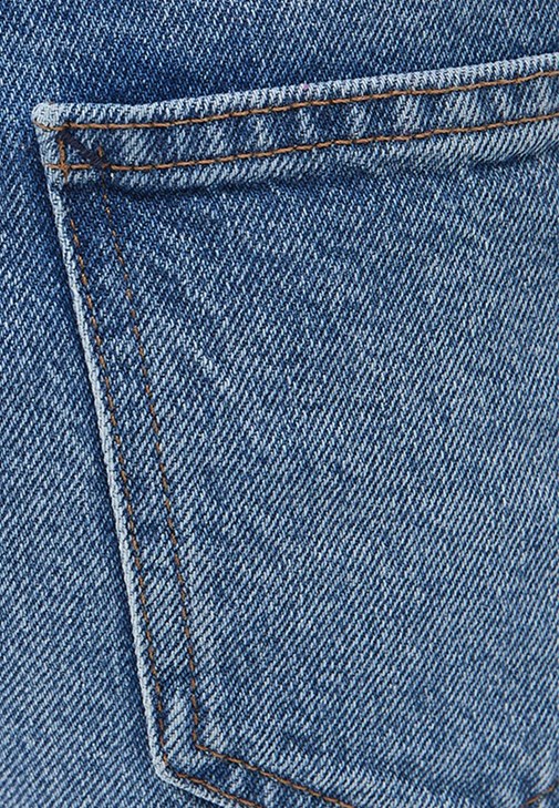 Bot Yaka Tişört ve Denim Şort Kombini