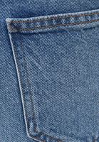Bot Yaka Tişört ve Denim Şort Kombini