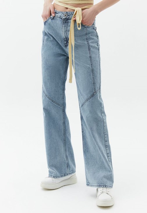 Pamuklu Tişört ve Denim Pantolon Kombinii