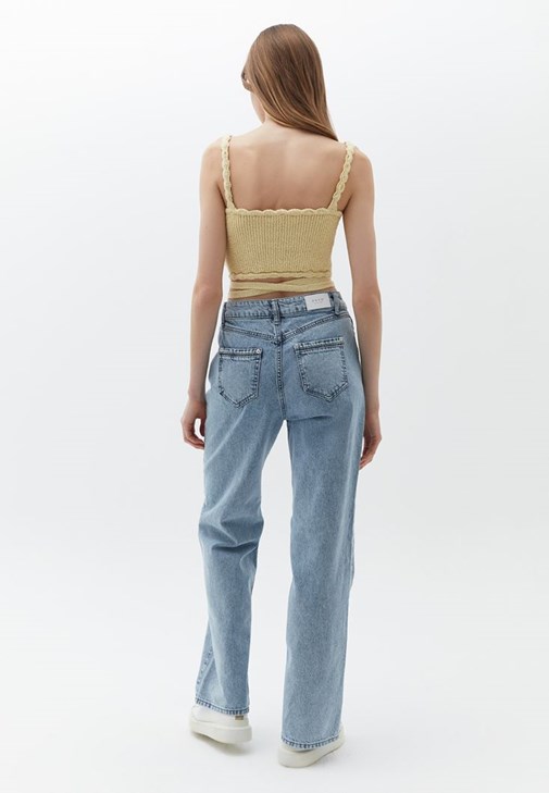 Pamuklu Tişört ve Denim Pantolon Kombinii