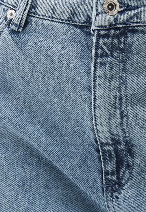 Pamuklu Tişört ve Denim Pantolon Kombinii