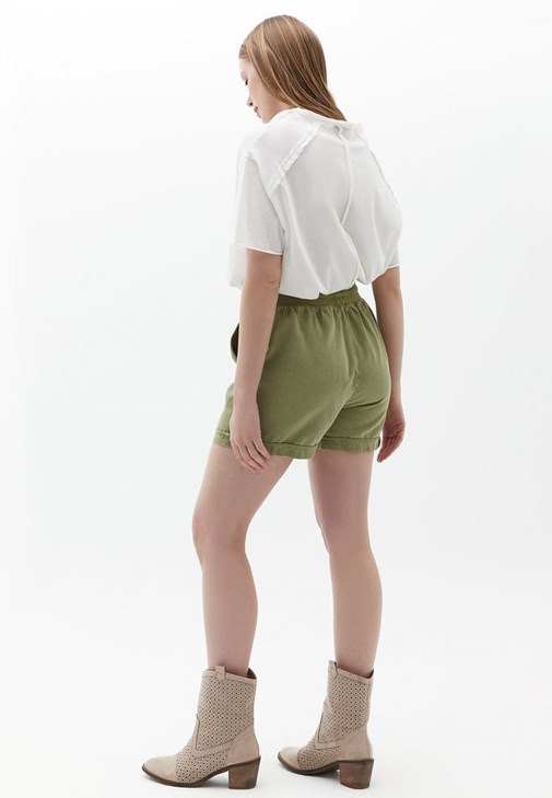 Mini Şort ve Basic Crop Tişört Kombini