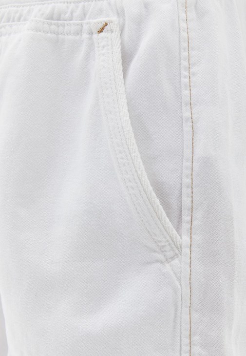 Mini Şort ve Pamuklu Tişört Kombini