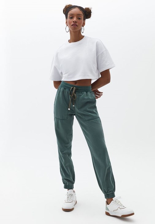 Pamuklu Crop Tişört ve Jogger Pantolon Kombini