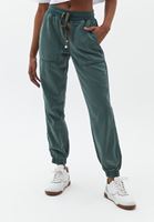 Pamuklu Crop Tişört ve Jogger Pantolon Kombini