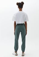 Pamuklu Crop Tişört ve Jogger Pantolon Kombini
