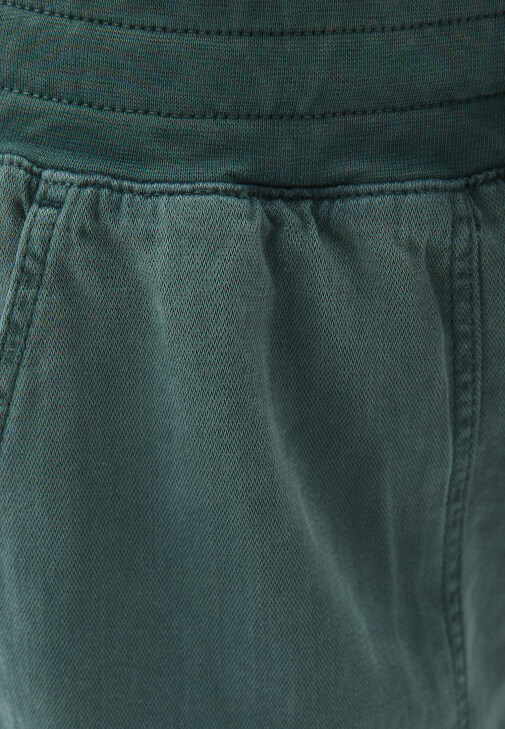 Pamuklu Crop Tişört ve Jogger Pantolon Kombini