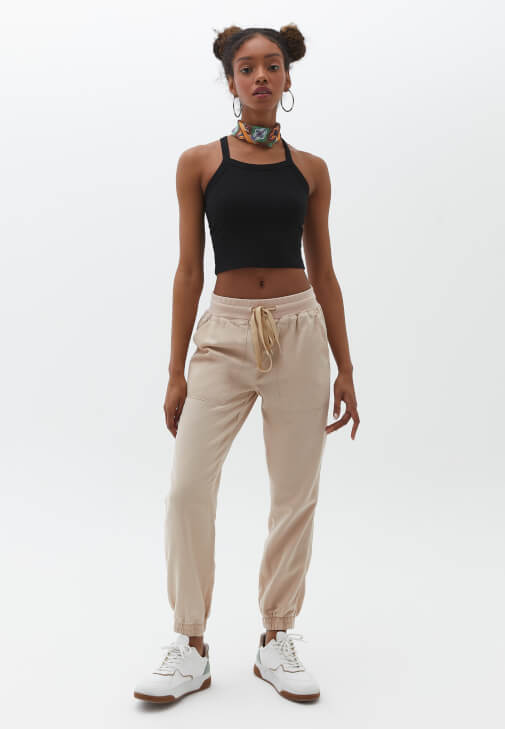 Askılı Crop Atlet ve Jogger Pantolon Kombini