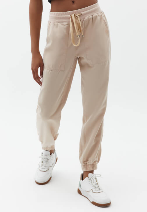 Askılı Crop Atlet ve Jogger Pantolon Kombini