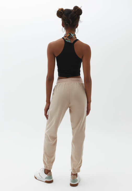 Askılı Crop Atlet ve Jogger Pantolon Kombini