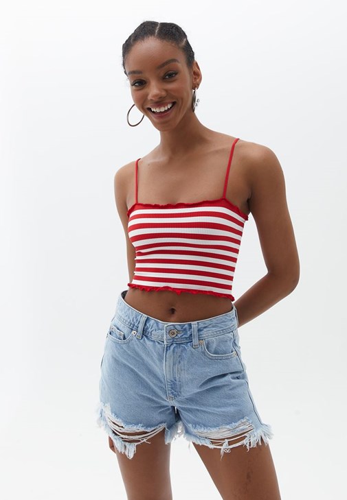 Çizgili Crop Atlet ve Denim Şort Kombini