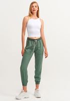 Jakarlı Crop Top ve Jogger Pantolon Kombini