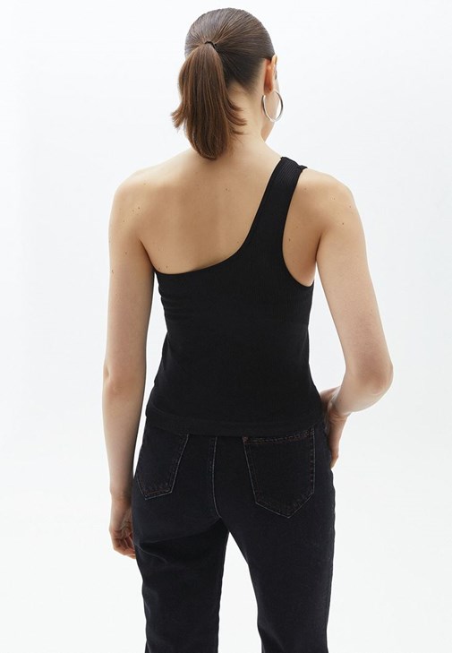 Tek Omuzlu Atlet ve Mom-Fit Pantolon Kombini