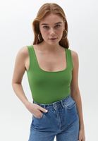 Pamuklu Atlet ve Mom-Fit Pantolon Kombini