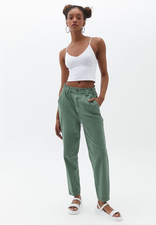 Baggy-Fit Pantolon ve Crop Atlet Kombini
