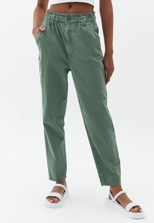 Baggy-Fit Pantolon ve Crop Atlet Kombini