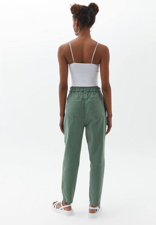 Baggy-Fit Pantolon ve Crop Atlet Kombini
