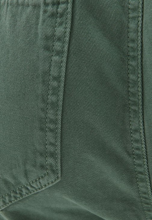 Baggy-Fit Pantolon ve Crop Atlet Kombini