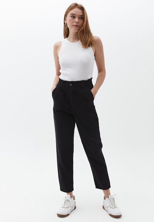 Baggy-Fit Pantolon ve Halter Yaka Atlet Kombini