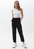 Baggy-Fit Pantolon ve Halter Yaka Atlet Kombini