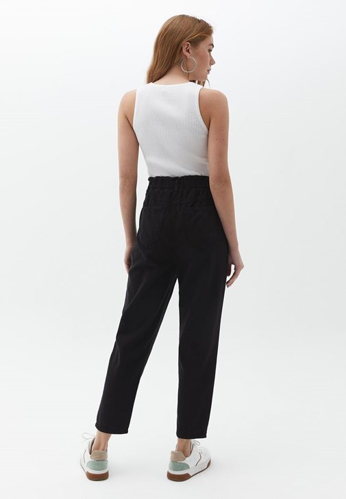 Baggy-Fit Pantolon ve Halter Yaka Atlet Kombini