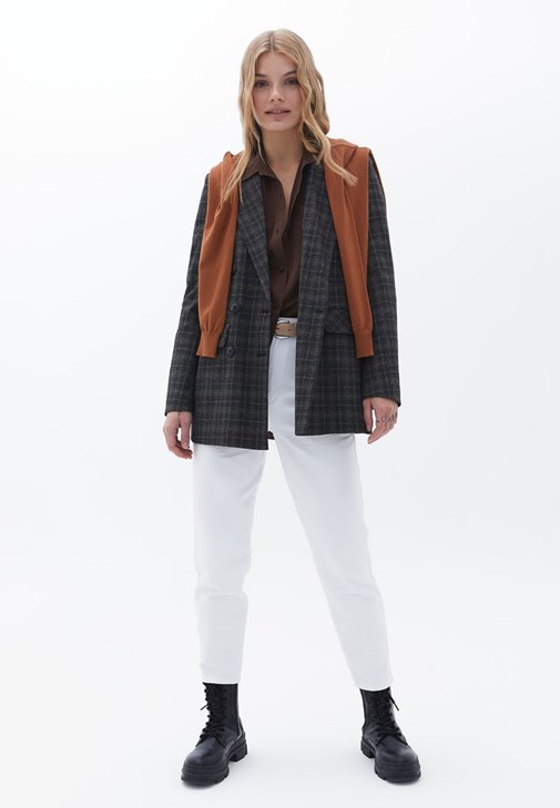 Mom-Fit Pantolon ve Ekoseli Blazer Ceket Kombini