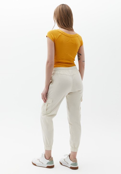 Jogger Pantolon ve Fitilli Tişört Kombini