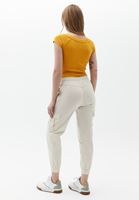 Jogger Pantolon ve Fitilli Tişört Kombini