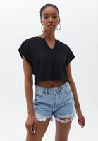 Bayan Siyah Yaka Detaylı Crop Tişört