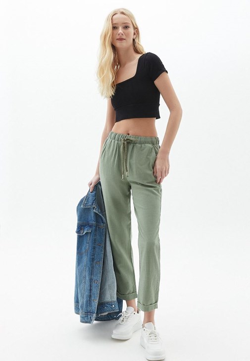 Carrot-Fit Pantolon ve Crop Tişört Kombini