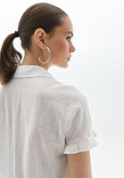 Bayan Beyaz Pamuklu ve Kısa Kollu Gömlek 