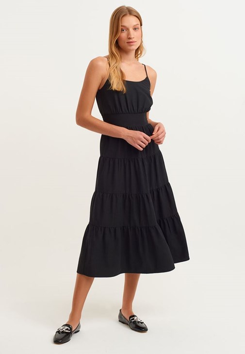 İnce Askılı Midi Elbise ve Ayakkabı Kombini