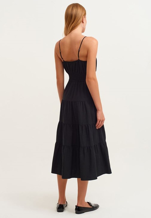 İnce Askılı Midi Elbise ve Ayakkabı Kombini