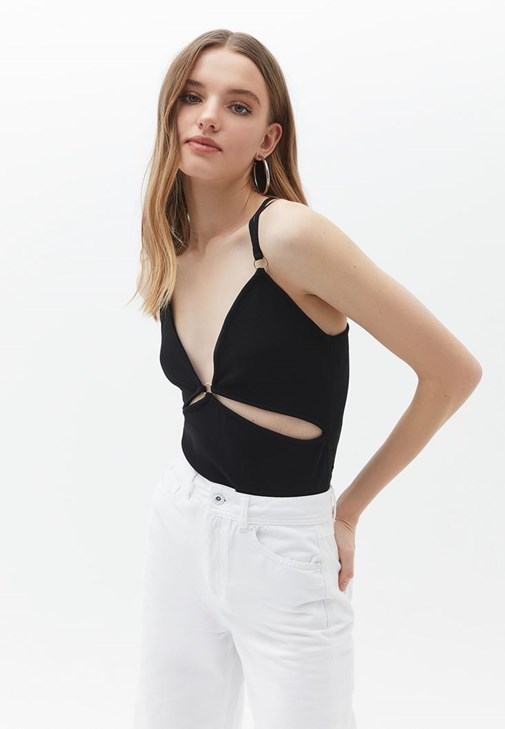 Cut-Out Detaylı Atlet ve Pantolon Kombini