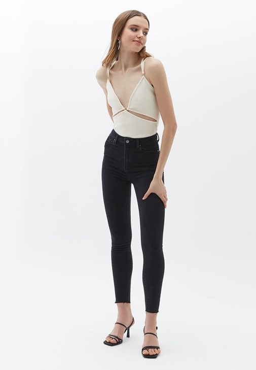 Cut-Out Detaylı Atlet ve Skinny Pantolon Kombini