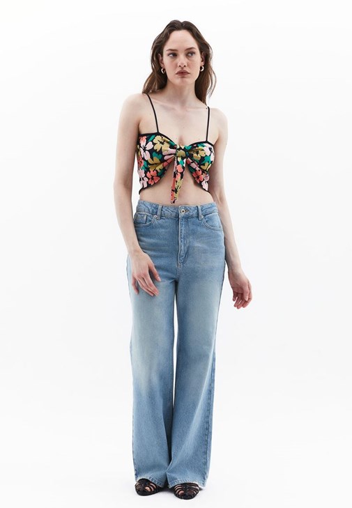 Yırtmaçlı Pantolon ve Renkli Askılı Crop Top