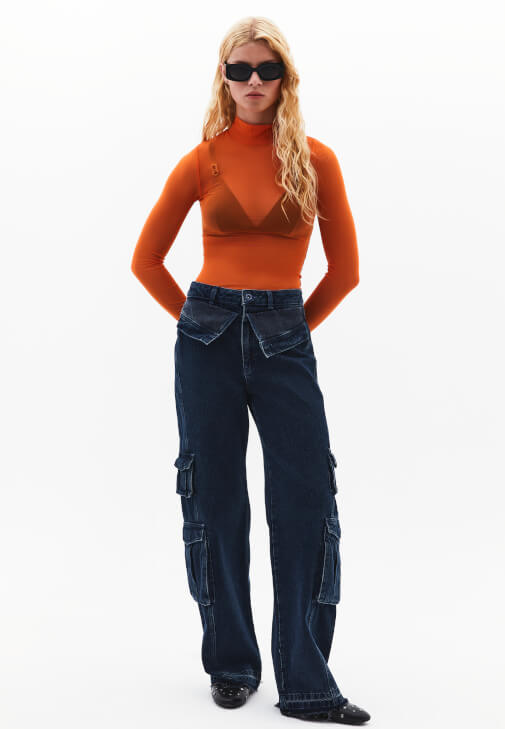 Dik Yaka Tül Bluz ve Denim Pantolon Kombini