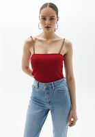 Zincirli Atlet ve Mom-Fit Pantolon Kombini