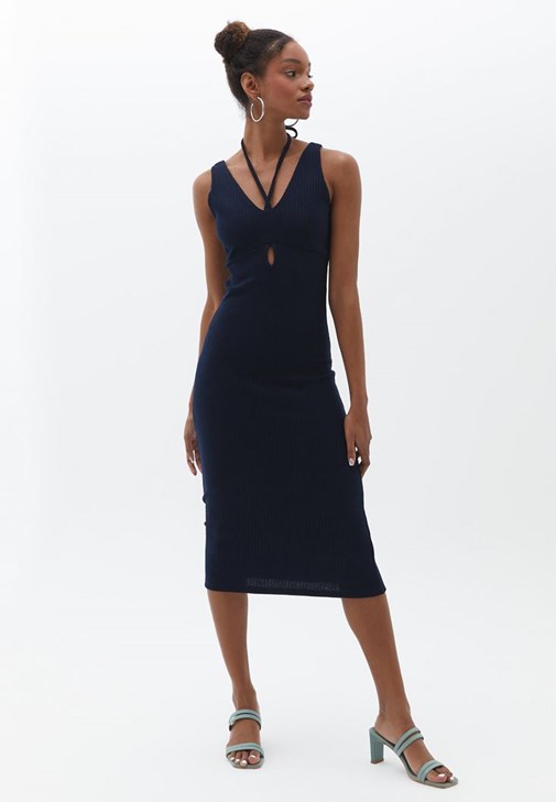 Cut-Out Detaylı Elbise ve Topuklu Terlik Kombini