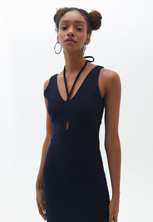 Cut-Out Detaylı Elbise ve Topuklu Terlik Kombini