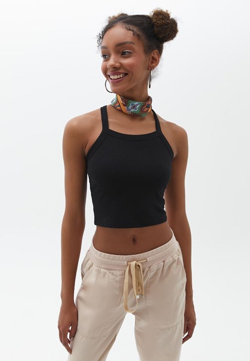 Askılı Crop Atlet ve Jogger Pantolon Kombini